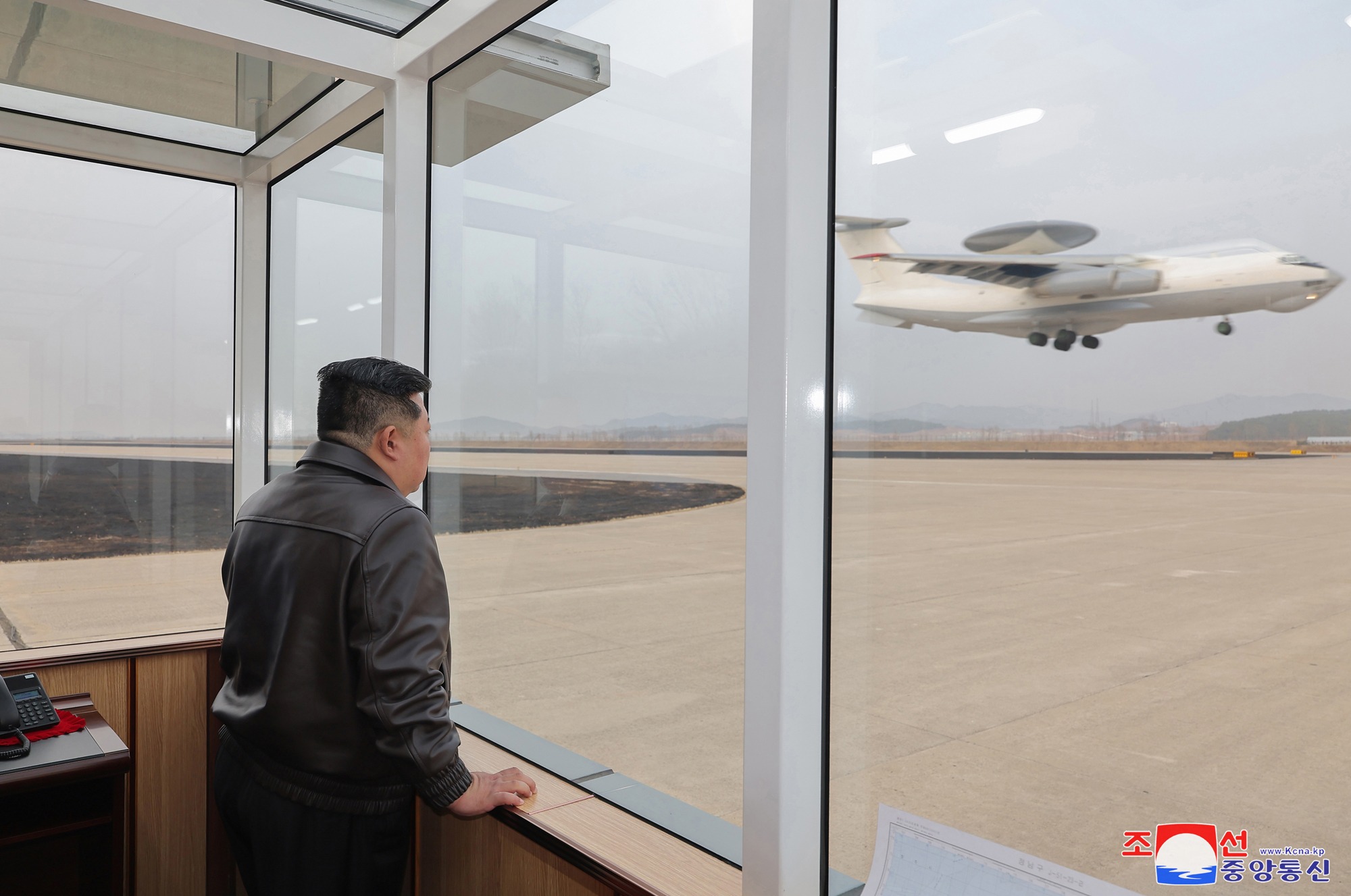 Gjennombrudd i luftfarten: Nord-Korea blir et av landene med luftbårne overvåkingsfly Over Nord-Koreas luftrom: Nord-Koreas første langtrekkende kampfly på startbanen